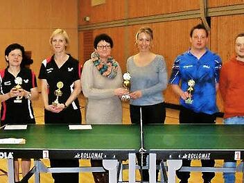 Neue Tischtennis-Vereinsmeister beim TSV Steinberg sind Markus Kittel und Christina Baierlipp (von links). Rechts daneben die weiteren Podestplatzinhaber Ina Baumgärtner, Helene Müller, Barbara Lang, Heike Hohenberger, Petra Fugmann, Christian Buckreus und Kai Bartossek sowie Zweiter Bürgermeister Gerhard Eidelloth, TSV-Vorsitzender Christian Engelhardt und Turnierleiter Marcus Buckreus. Foto: Hans Franz