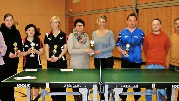Neue Tischtennis-Vereinsmeister beim TSV Steinberg sind Markus Kittel und Christina Baierlipp (von links). Rechts daneben die weiteren Podestplatzinhaber Ina Baumgärtner, Helene Müller, Barbara Lang, Heike Hohenberger, Petra Fugmann, Christian Buckreus und Kai Bartossek sowie Zweiter Bürgermeister Gerhard Eidelloth, TSV-Vorsitzender Christian Engelhardt und Turnierleiter Marcus Buckreus. Foto: Hans Franz