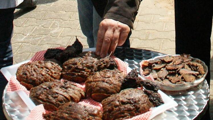 Im Hutzelbirnen-Herstellen hat Fatschenbrunn eine besondere Tradition. Die Hutzeln und die Produkte daraus, hier das klassische Hutzelbrot, sollen natürlich auch der Landeskommission vorgestellt werden.