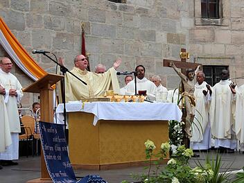 Kilian Kemmer feierte im Kreis seiner Gemeinde und vieler Freunde aus Kirche, Politik und seiner Heimat seinen 50. Geburtstag und sein Priesterjubiläum. Foto: Johanna Blum