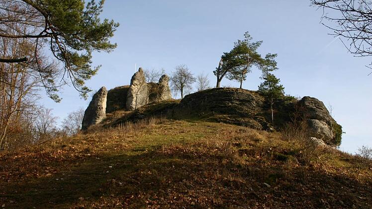Von der Burg Niesten, wo 1248 der letzte Meranier starb, zeugen heute nur romantische Naturfelsen. Eine Laune der Geschichte. Genauso gut könnte auf dieser Akropolis ein meranischer Regierungspalast thronen. Foto: Matthias Einwag