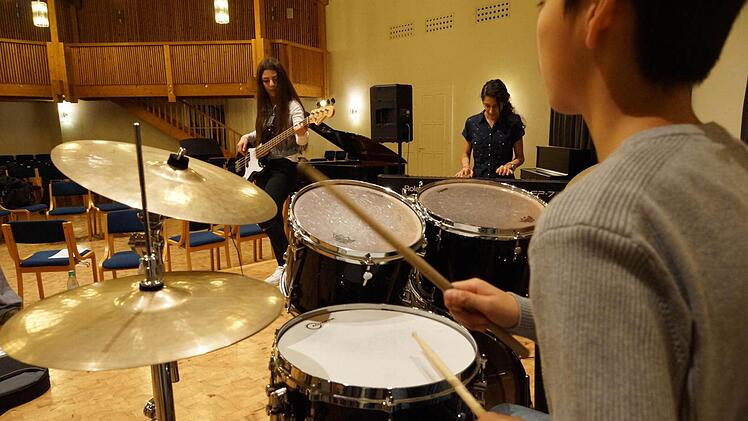 Bandmitglieder proben an den Instrumenten.Foto: Arkadius Guzy