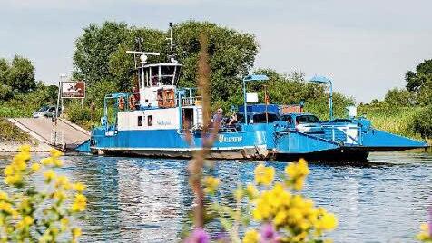 Die Schifffahrt gehört zur Elbe unweigerlich dazu. Fähren ermöglichen es an vielen Standorten, den großen Strom zu überqueren. Foto: djd/Flusslandschaft Elbe/Markus Tiemann