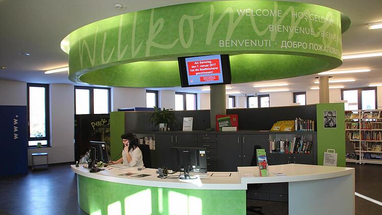 In der Forchheimer Stadtbücherei ist es verboten, mit Inlinern zu fahren.  Foto: Andreas Schmitt