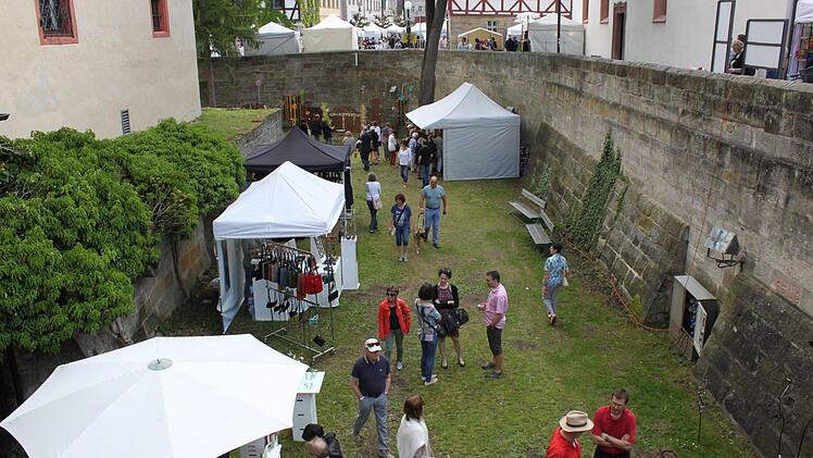 Zum Kunsthandwerkermarkt und verkaufsoffenen Sonntag waren zahlreiche Besucher gekommen. Foto: Carmen Schwind