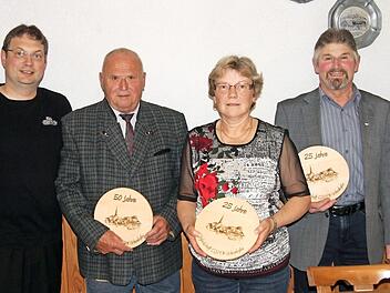Vorsitzender Holger Helas zeichnete langjährige Mitglieder aus: Hermann Hein, Helga Wacker und Bernd Wacker (von links). Foto: gg