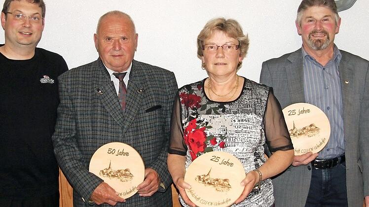 Vorsitzender Holger Helas zeichnete langjährige Mitglieder aus: Hermann Hein, Helga Wacker und Bernd Wacker (von links). Foto: gg