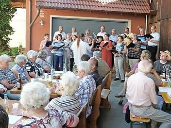 Erstmals bot der Gesangverein Fölschnitz eine Sommer-Serenade an, auch, um Werbung für neue Mitglieder zu machen.  Foto: Werner Reißaus
