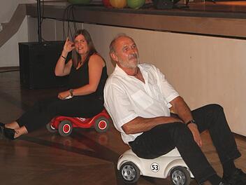 Ludwig Müller und Johanna Hornung bei dem Ohrwurm "Im Wagen vor mir fährt ein junges Mädchen" Foto: Günther Geiling