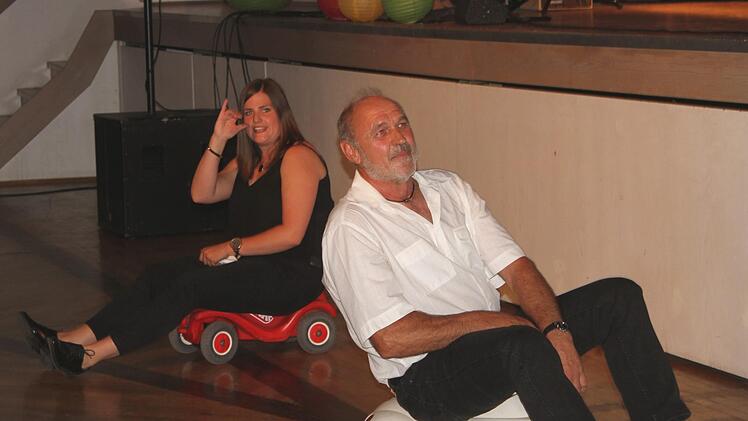 Ludwig Müller und Johanna Hornung bei dem Ohrwurm "Im Wagen vor mir fährt ein junges Mädchen" Foto: Günther Geiling