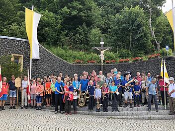 Mehr als 80 Menschen wallten bei angenehmer Witterung von Burglauer hoch zum Kreuzberg. Nach über sechs Stunden erreichten die Wallfahrer ihr Ziel. Manfred Mellenthin