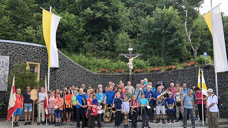 Mehr als 80 Menschen wallten bei angenehmer Witterung von Burglauer hoch zum Kreuzberg. Nach über sechs Stunden erreichten die Wallfahrer ihr Ziel. Manfred Mellenthin