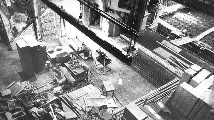 Juli 1972: Die Bühne dient als Abstellplatz für Kulissen und Kantinen-Stühle.Foto: CT-Archiv / Künstner