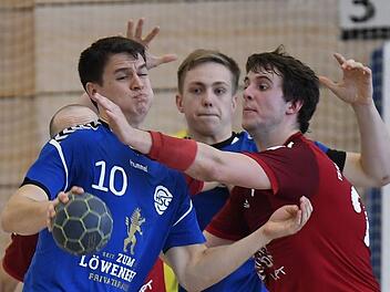 Saisonauftakt in der Bezirksoberliga: Die HSG Erlangen/Niederlindach mit Maximilian Willert (links) empfängt die TS Herzogenaurach mit Julian Hagen (rechts) zum Derby. Foto: Sportfoto Zink