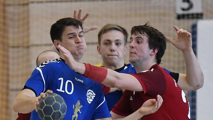 Saisonauftakt in der Bezirksoberliga: Die HSG Erlangen/Niederlindach mit Maximilian Willert (links) empfängt die TS Herzogenaurach mit Julian Hagen (rechts) zum Derby. Foto: Sportfoto Zink