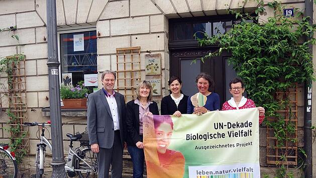 Gro&szlig;e Freude bei der Stadtoase &uuml;ber die hohe Auszeichnung. Das Bild zeigt (von links) Landrat Klaus L&ouml;ffler, Vorsitzende Elisabeth Hoffmann, Zweite B&uuml;rgermeisterin Angela Hofmann, Susanne Meier und die Referentin Umweltbildung, Ulli Sacher-Ley.Heike Sch&uuml;lein