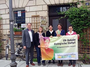 Große Freude bei der Stadtoase über die hohe Auszeichnung. Das Bild zeigt (von links) Landrat Klaus Löffler, Vorsitzende Elisabeth Hoffmann, Zweite Bürgermeisterin Angela Hofmann, Susanne Meier und die Referentin Umweltbildung, Ulli Sacher-Ley.Heike Schülein