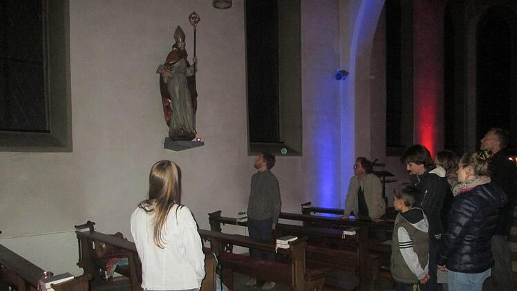 Den Kirchenraum wahrnehmen und spüren inszenierte die Kirchliche Jugendarbeit Bad Kissingen im Bürgerspital. Foto: Winfried Ehling