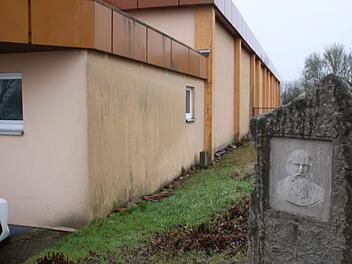 Turnvater Jahn, dem der TSV Münnerstadt unmittelbar neben der Mehrzweckhalle ein Denkmal gesetzt hat, wird Zeuge der Mehrzweckhallen-Generalsanierung, mit der Anfang März begonnen wird. Thomas Malz