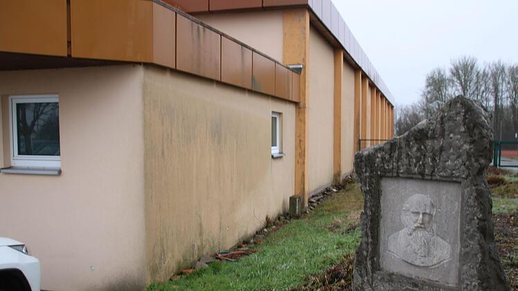 Turnvater Jahn, dem der TSV Münnerstadt unmittelbar neben der Mehrzweckhalle ein Denkmal gesetzt hat, wird Zeuge der Mehrzweckhallen-Generalsanierung, mit der Anfang März begonnen wird. Thomas Malz