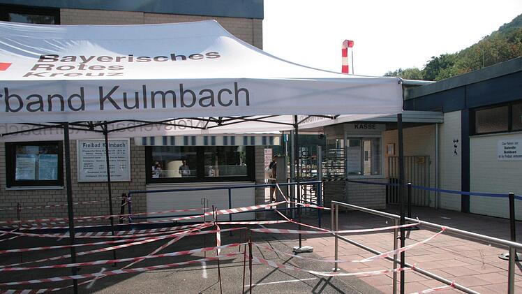 Vor dem Kassenbereich hat das BRK einen Pavillon aufgestellt, um den Wartenden Schutz vor der Sonne zu bieten. Foto: Jürgen Gärtner
