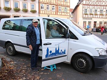 Der Bürgerbus in Münnerstadt wird gerne genutzt. Auch wenn die Stadt Geld drauflegt, soll er er erst einmal weiter fahren. Foto: Thomas Malz