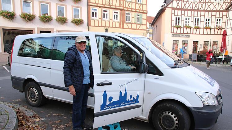 Der Bürgerbus in Münnerstadt wird gerne genutzt. Auch wenn die Stadt Geld drauflegt, soll er er erst einmal weiter fahren. Foto: Thomas Malz