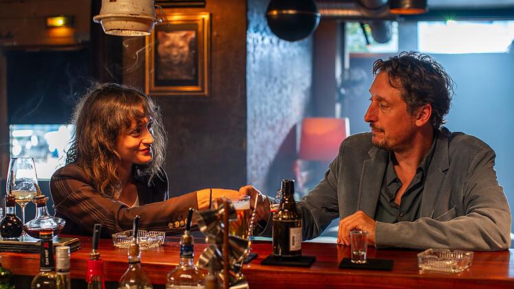 Katja (Friederike Becht) und Eddi (Hans Löw) lernen sich in einer Bar kennen. Beide erleben gerade eine berufliche und private Krise. Als Alkoholiker wissen sie, wie man damit umgeht ...