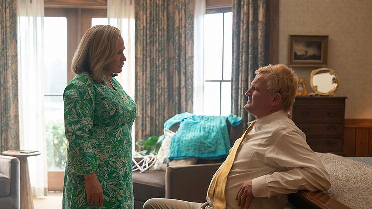 Alex (Jason Clarke) und Maggie Murdaugh (Patricia Arquette) führen eine Vorzeige-Ehe - zumindest nach Südstaaten-Standards. Der eine oder andere Seitensprung  wird mit Gottes Gnade verziehen.