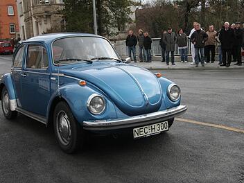 Franz Holland hat es noch, das alte "NEC"-Autokennzeichen für Neustadt. Am Nikolaustag 2011 rollte er als erster mit seinem Käfer über die wieder eröffnete Marienbrücke. Foto: Michael Stelzner
