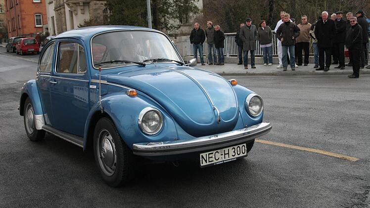 Franz Holland hat es noch, das alte "NEC"-Autokennzeichen für Neustadt. Am Nikolaustag 2011 rollte er als erster mit seinem Käfer über die wieder eröffnete Marienbrücke. Foto: Michael Stelzner