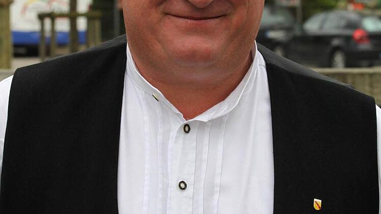 Kein gelb-roter Bückenau-Fan, sondern ein Alphornbläser aus dem Badischen (die Stadtfarben stammen durch Fürstabt Gustav Bernhard (1671) aus dem Badischen!)