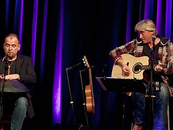 Werner Schmidbauer (rechts) und Martin Kälberer begeisterten ihr Publikum beim Gastspiel im Kongresshaus. Fotos: Jochen Berger
