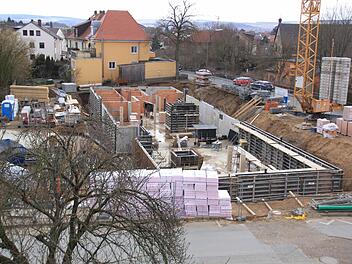 Die Fundament sind gegossen, der Grundstein ist gelegt. Nun können die beiden Gebäude an der Ecke Viktor-von-Scheffel-Straße/Am Kreuzberg in die Höhe wachsen. Im Sommer 2016 sollen die Wohnungen bezugsfertig sein. Foto: Matthias Einwag