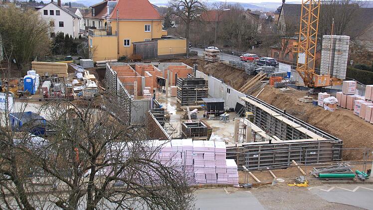 Die Fundament sind gegossen, der Grundstein ist gelegt. Nun können die beiden Gebäude an der Ecke Viktor-von-Scheffel-Straße/Am Kreuzberg in die Höhe wachsen. Im Sommer 2016 sollen die Wohnungen bezugsfertig sein. Foto: Matthias Einwag