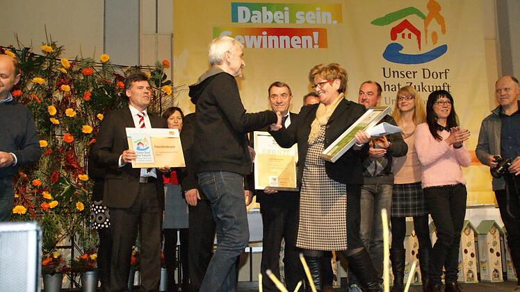 Mit 1.000 Euro ist der Sonderpreis des Bayerischen Bauernverbandes verbunden, den Landesbäuerin Anneliese Göller an Franz Hümmer überreichte. Damit wird die Pflege der Hutzelkultur in Fatschenbrunn besonders gewürdigt.