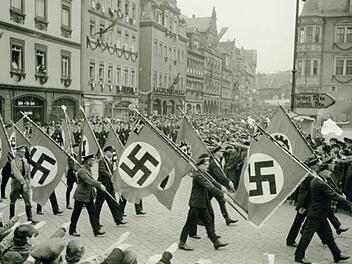 Naziaufmarsch auf dem Marktplatz. Quelle: Stadtarchiv Coburg