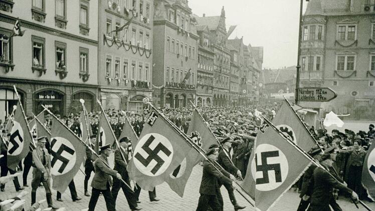 Naziaufmarsch auf dem Marktplatz. Quelle: Stadtarchiv Coburg