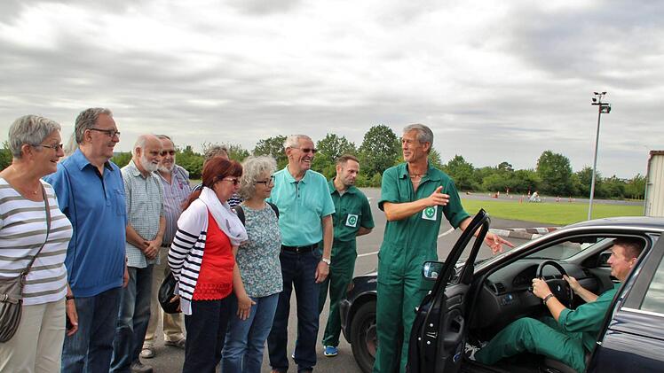 Wie sitze ich richtig im Auto erklären v.l. Christian Reischl, Christian Schießer, Matthias Kleren Foto: Werner Vogel