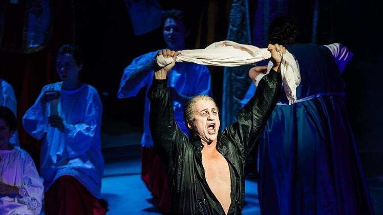 Die Neuinszenierung von Puccinis Oper "Tosca" eröffnete den Premieren-Reigen am Landestheater Coburg.Foto: Sebastian Buff