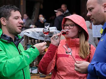 "So eine Dichte an Brennereien gibt es bei uns nicht", sagen Besucher aus Würzburg bei der Verkostung. Foto: Gerd Schaar