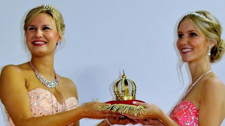 Jennifer I. (links) übergibt die Linsenspitzerkrone an Tabea I. Foto: Werner Vogel