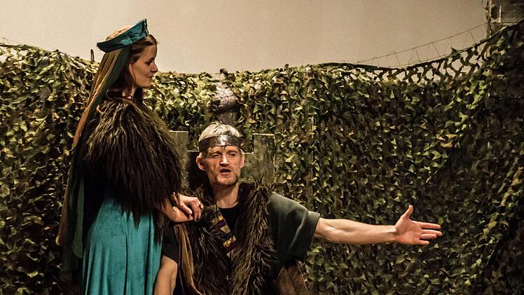 Drama um Mord und Intrigen: Szene aus der Aufführung von William Shakespeares Drama "Macbeth" durch die American Drama Group Europe im Kongresshaus.Foto: Jochen Berger