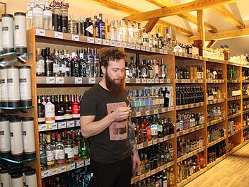 Florian Lochner hat ein großes Angebot an Spirituosen. Foto: Carmen Schwind