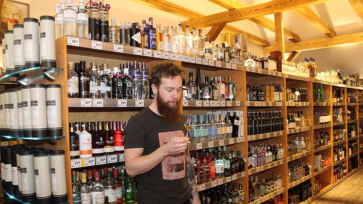 Florian Lochner hat ein großes Angebot an Spirituosen. Foto: Carmen Schwind
