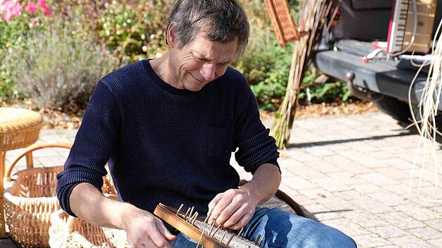 Bewundert wurde beim Herbstmark in Euerdorf ein Korbflechter aus Sand (Main), der gerade die Sitzfläche eines Korbsessels bearbeitete. Foto: Gerd Schaar