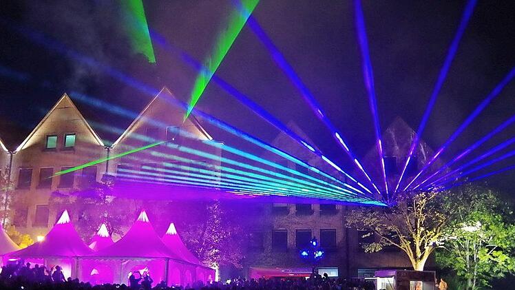 Eine Lasershow wie hier bei "Kronach leuchtet 2018" k&ouml;nnte es an Silvester auch in Erlangen geben, schl&auml;gt die Klimaliste vor. Foto: Heike Sch&uuml;lein (Archiv)