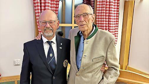 Eine seltene Auszeichnung erhielt Andreas Höllein (links) für 20 Jahre Präsidentschaft im Golf Club Coburg Schloss Tambach – das Verdienstabzeichen des Deutschen Golf Verbandes. Gründungspräsident Günter Kammerscheid (100) gratulierte.