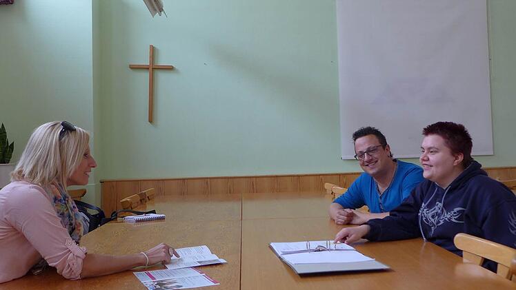 "Wie möchtest Du leben und welche Ziele hast Du für Freizeit und Bildung?" Im lockeren Gespräch mit den Betreuern der Rummelsberger Diakonie erhält Kursteilnehmerin Denise Benischek (re.) Hinweise für ihr zukünftiges Leben in einer Außenwohngruppe in Ebern. Im Bild außerdem: Angelika Seifert, Ansprechpartnerin für "Offene Behindertenarbeit Haßberge" (OBA) und Dozent Frank Zimmermann.
