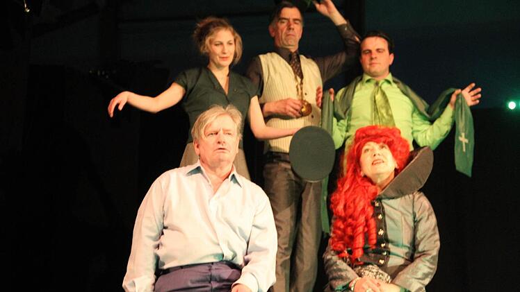 Das Fränkische Theater Schloss Massbach brachte mit nur fünf Schauspielern den "Besuch der alten Dame" auf die Bühne.